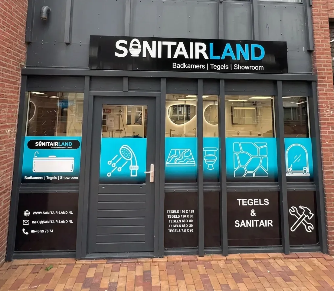 Buitenzijde van de Sanitair Land showroom aan het Middenhof in Almere